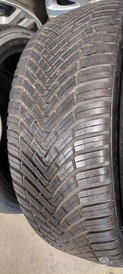 Continental, all-season 235/45 R20
