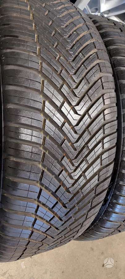 Continental, всесезонные 235/45 R20