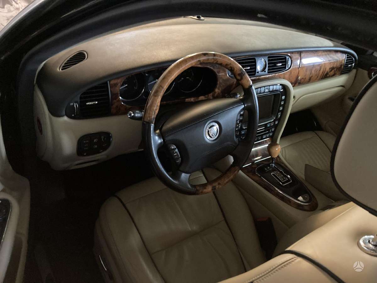 Jaguar XJ