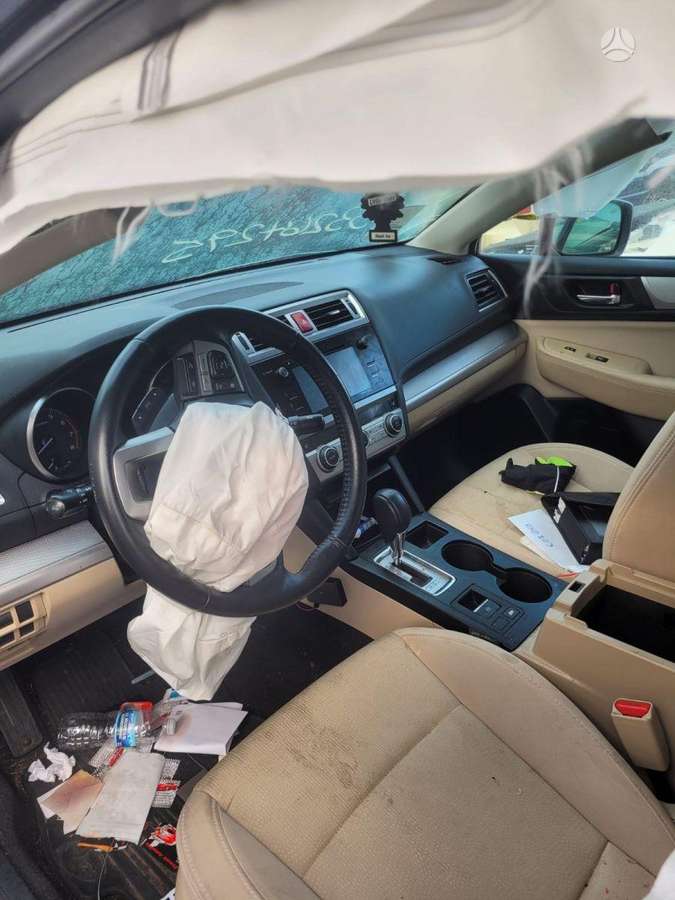 Subaru Legacy dalimis