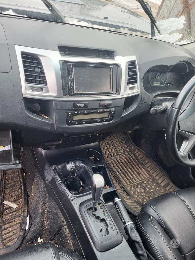 Toyota Hilux по частям