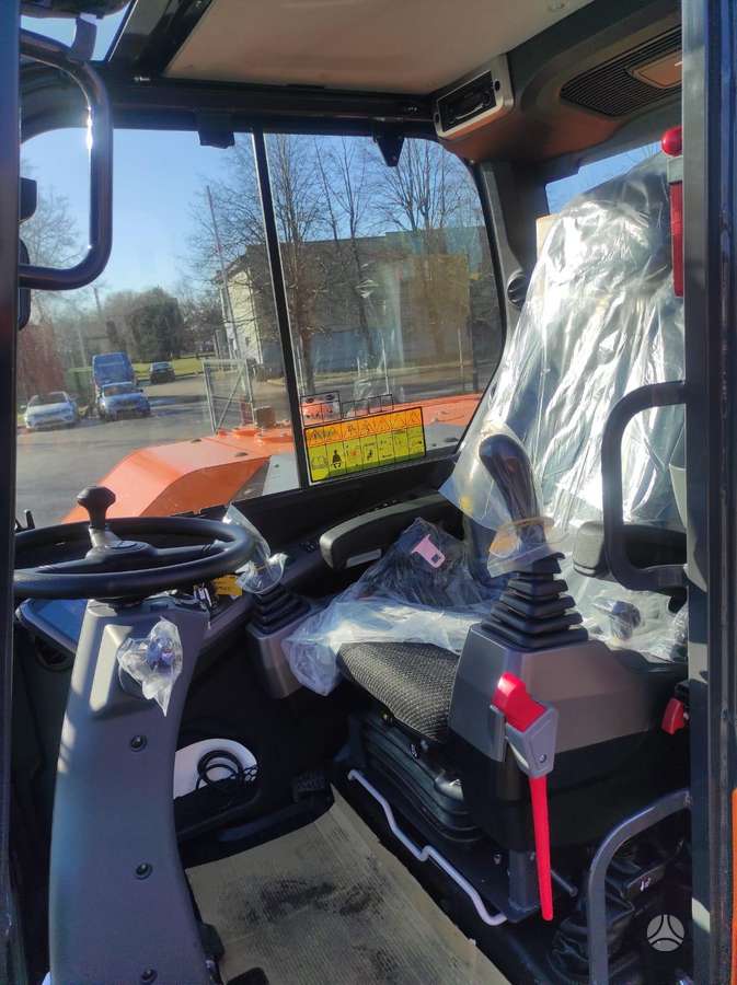 Doosan DX100W-7, excavator