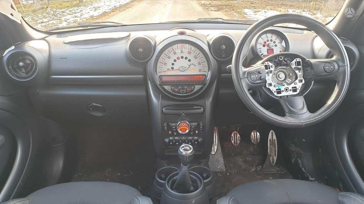 Mini Countryman dalimis. All 4 panorama