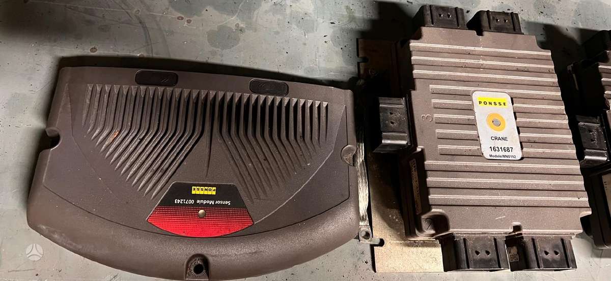 John Deere Moduliai, joystick'ai, ekranai