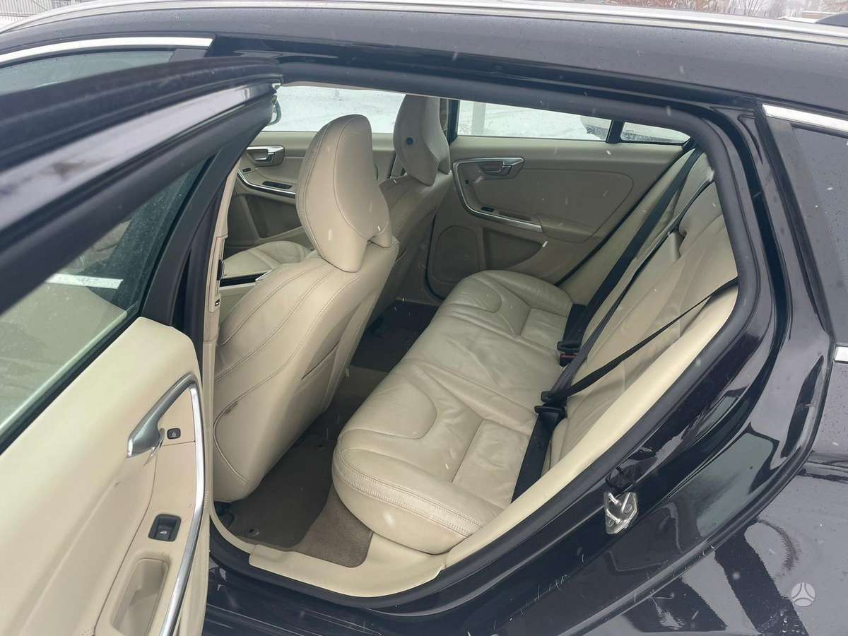 Volvo V60, universalas
