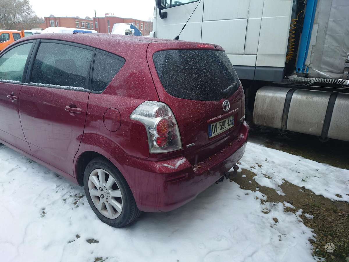 Toyota Corolla Verso по частям