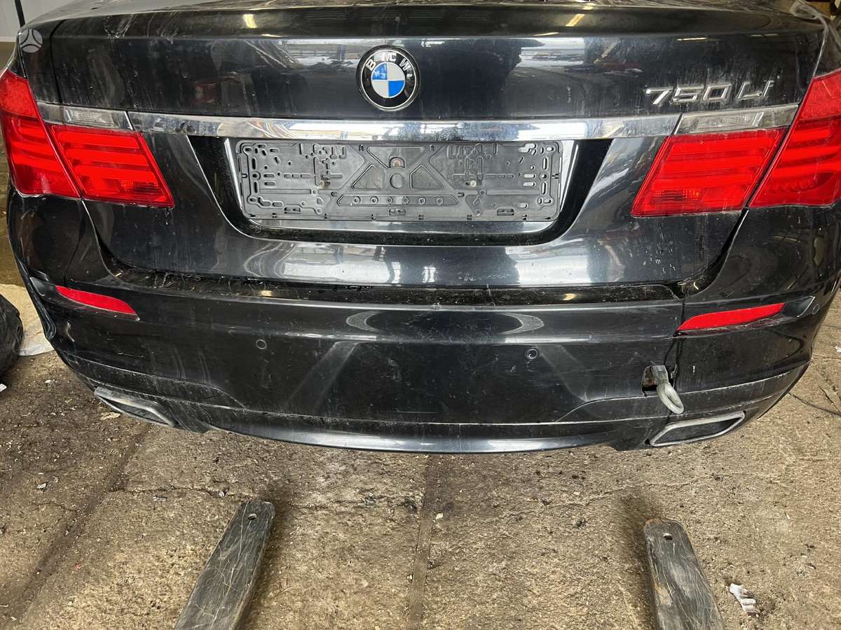 BMW 740 по частям. Dalimis longas variklio nera
