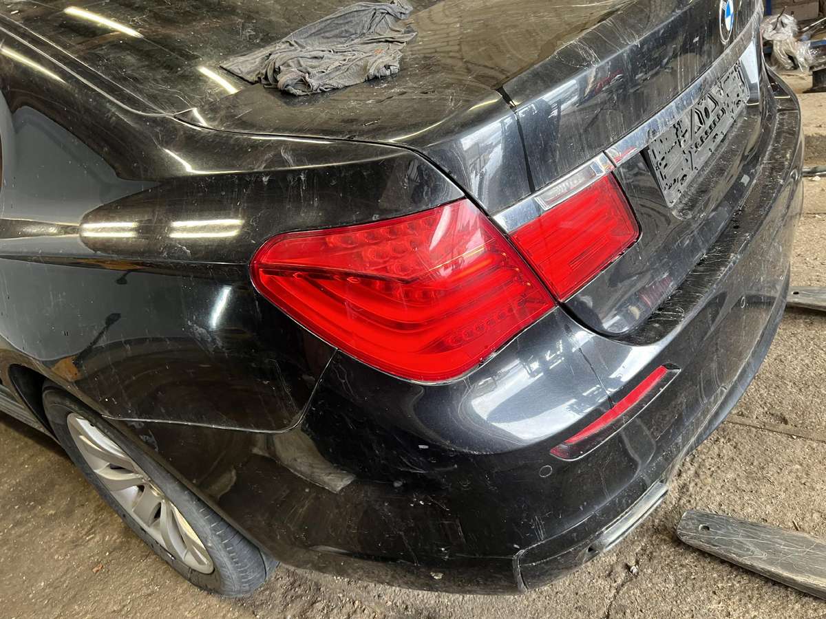 BMW 740 по частям. Dalimis longas variklio nera