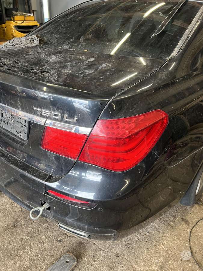 BMW 740 по частям. Dalimis longas variklio nera