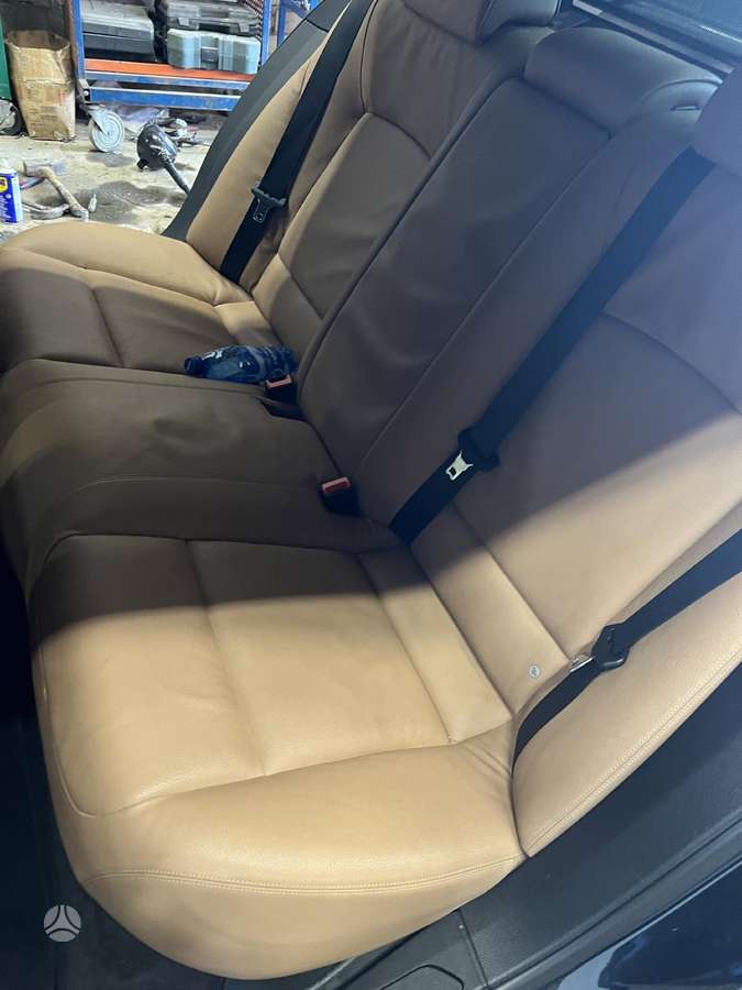 BMW 740 dalimis. Dalimis longas variklio nera