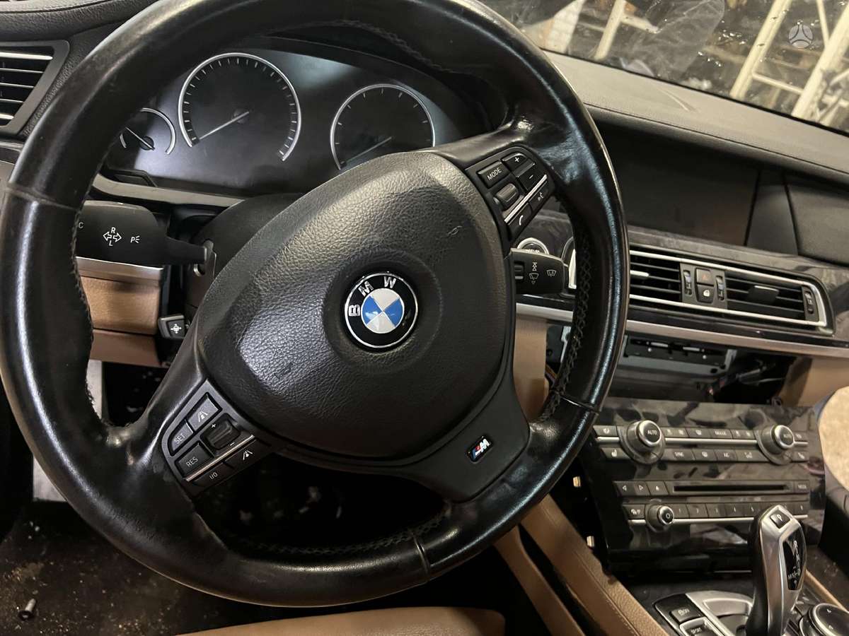 BMW 740 по частям. Dalimis longas variklio nera