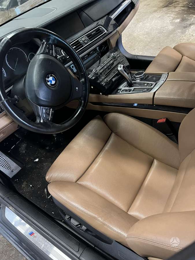 BMW 740 по частям. Dalimis longas variklio nera