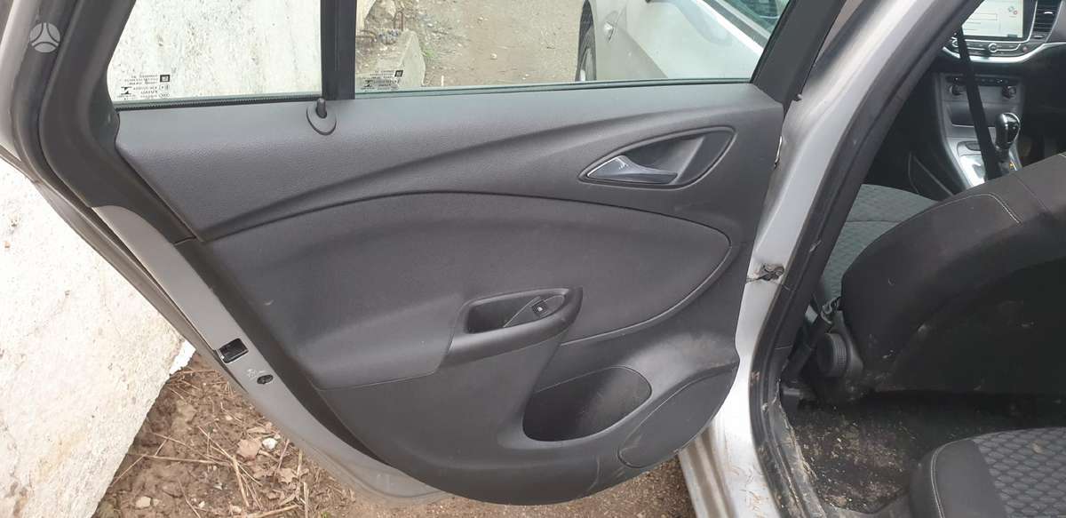 Opel Astra dalimis