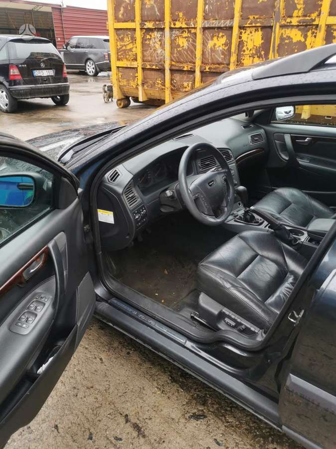 Volvo V70 for parts