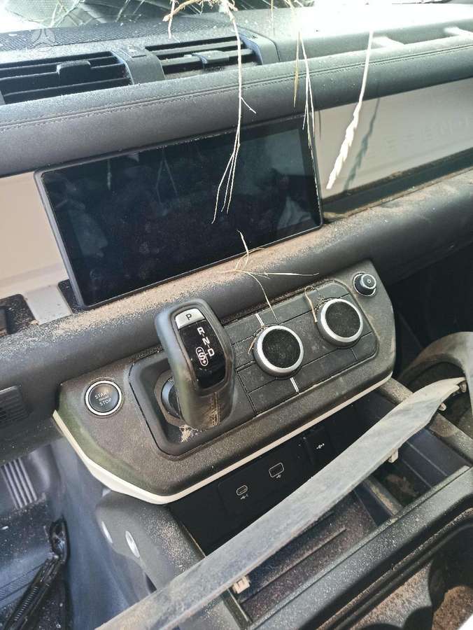 Land Rover Defender dalimis. Dyzelinas elektra