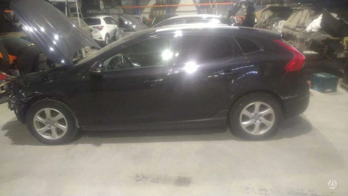Volvo V40 for parts