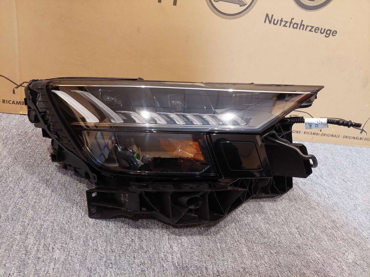 Audi RS Q8, 4M8941036F, žibintai