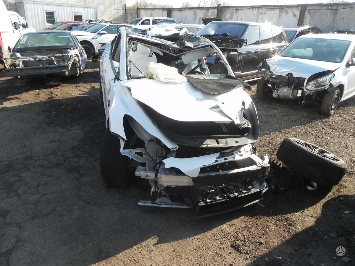 Tesla Model Y rezerves daļās