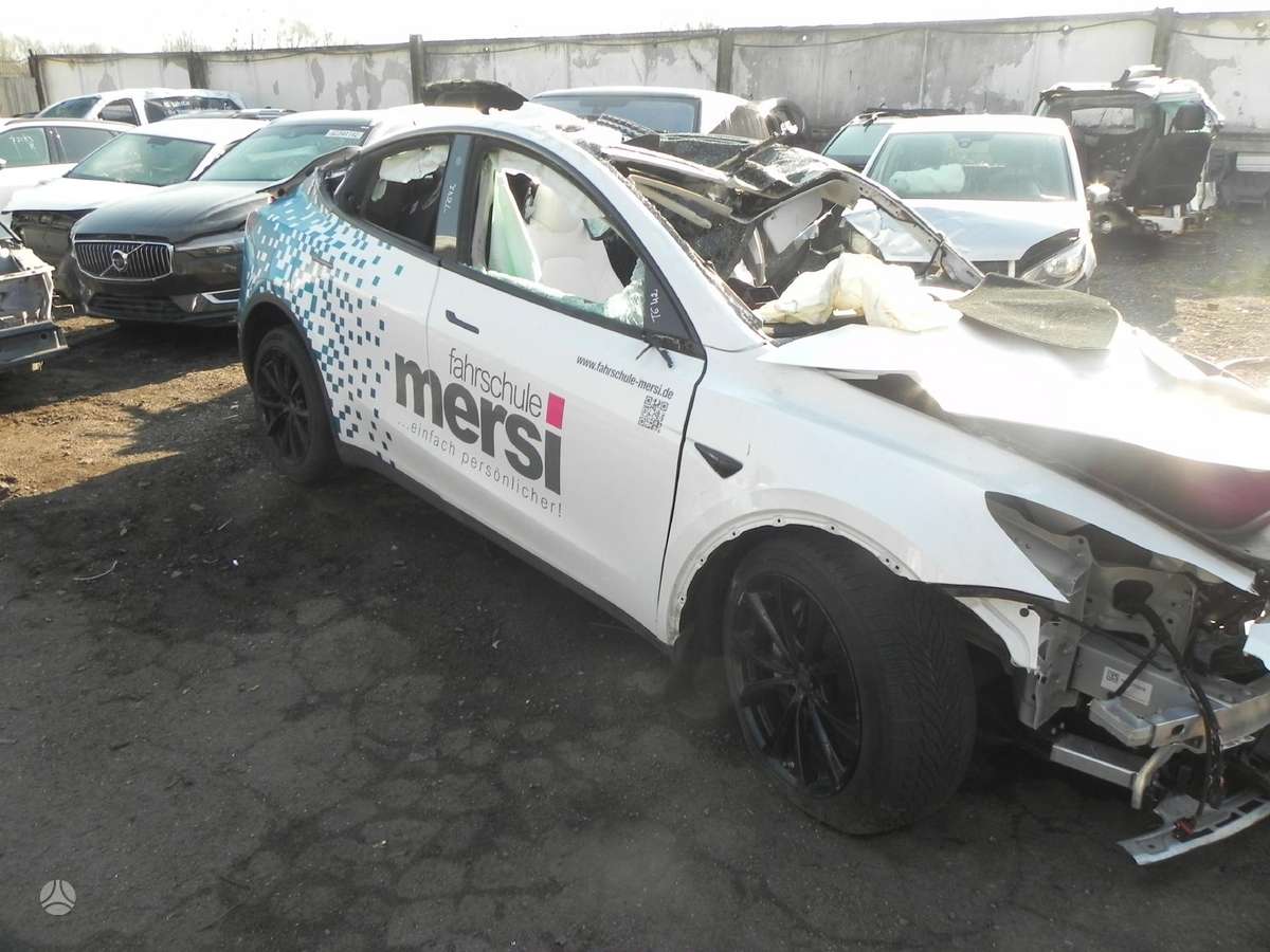 Tesla Model Y rezerves daļās