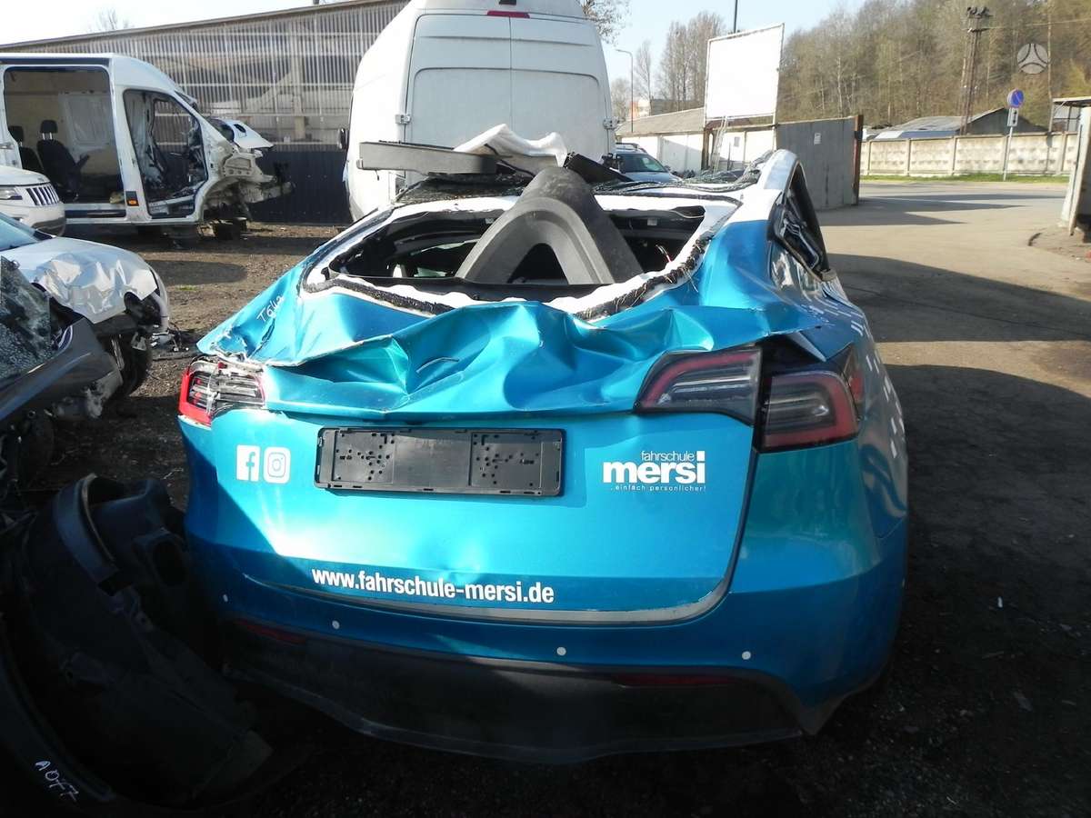 Tesla Model Y rezerves daļās