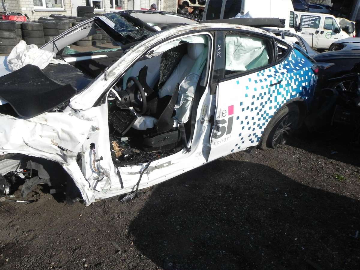 Tesla Model Y rezerves daļās