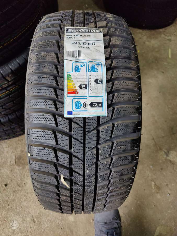 Bridgestone BLIZZAK LM001, winter 245/45 R17
