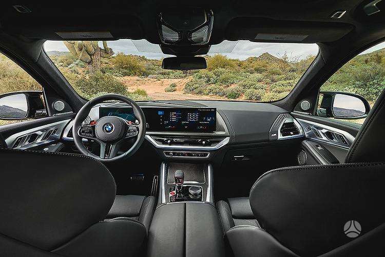 BMW XM panelė, oro pagalvės, saugos diržai