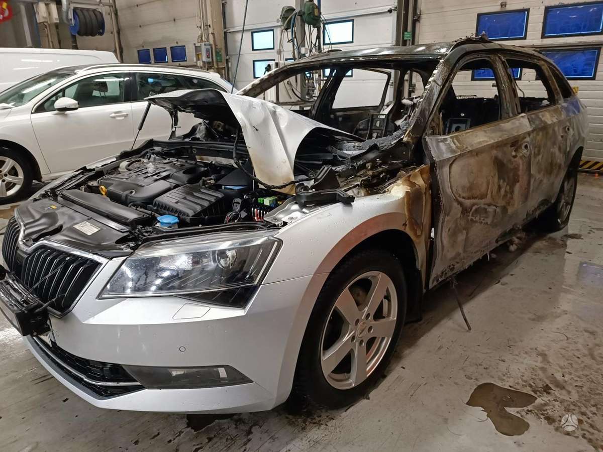 Skoda Superb dalimis