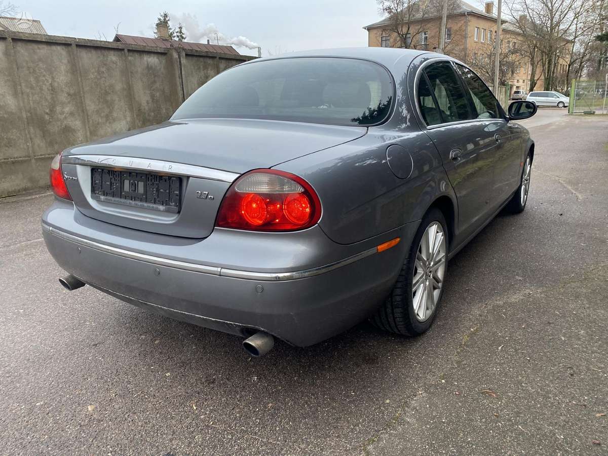 Jaguar S-Type dalimis. Dalimis
