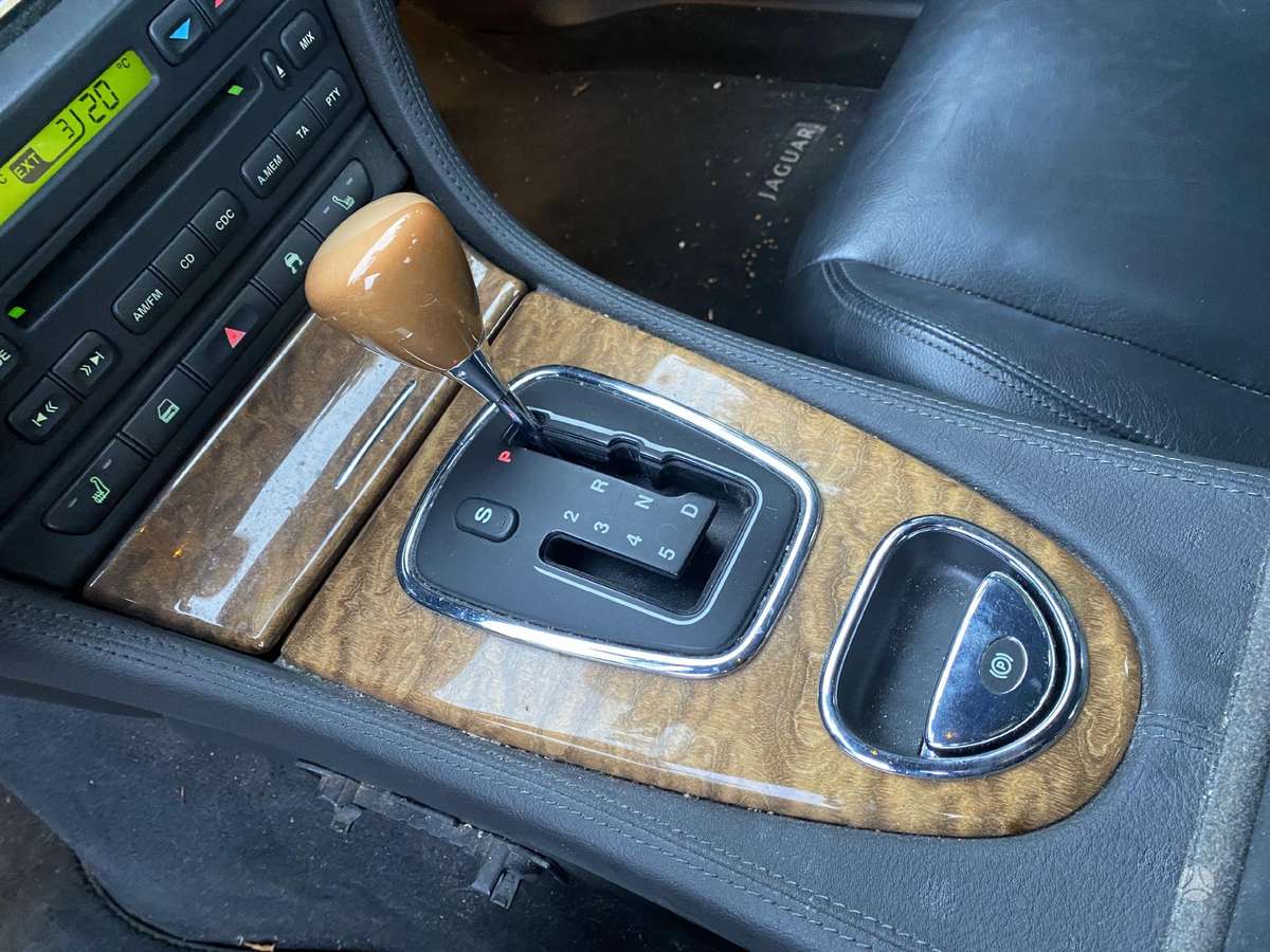 Jaguar S-Type dalimis. Dalimis