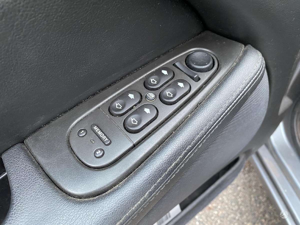 Jaguar S-Type dalimis. Dalimis