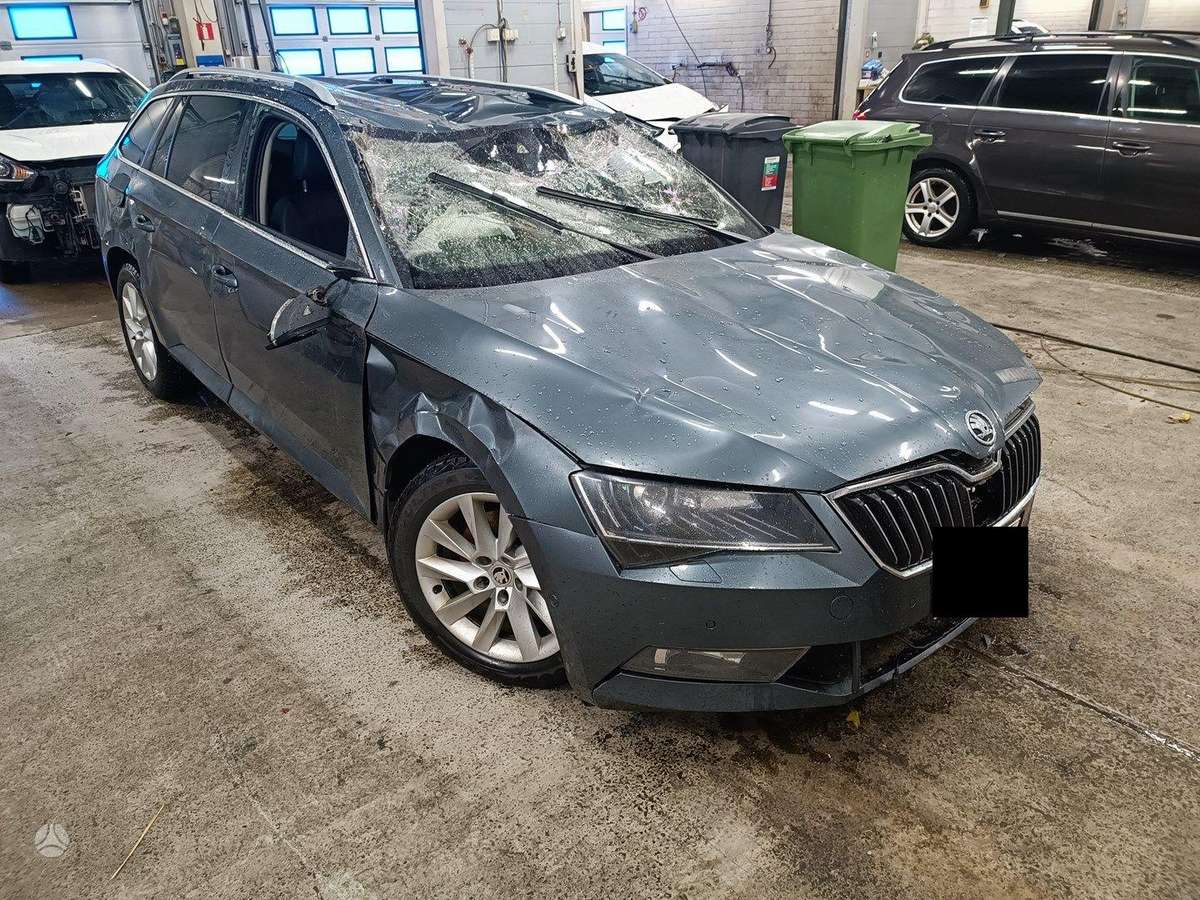 Skoda Superb dalimis