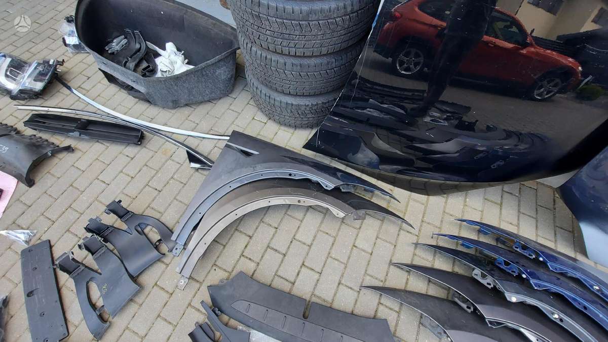 Tesla Model X kėbulo dalys