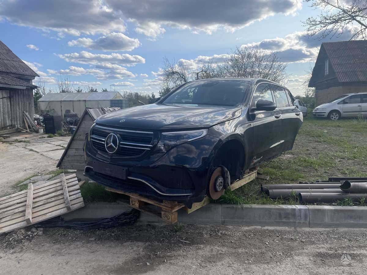 Mercedes-Benz EQC по частям.