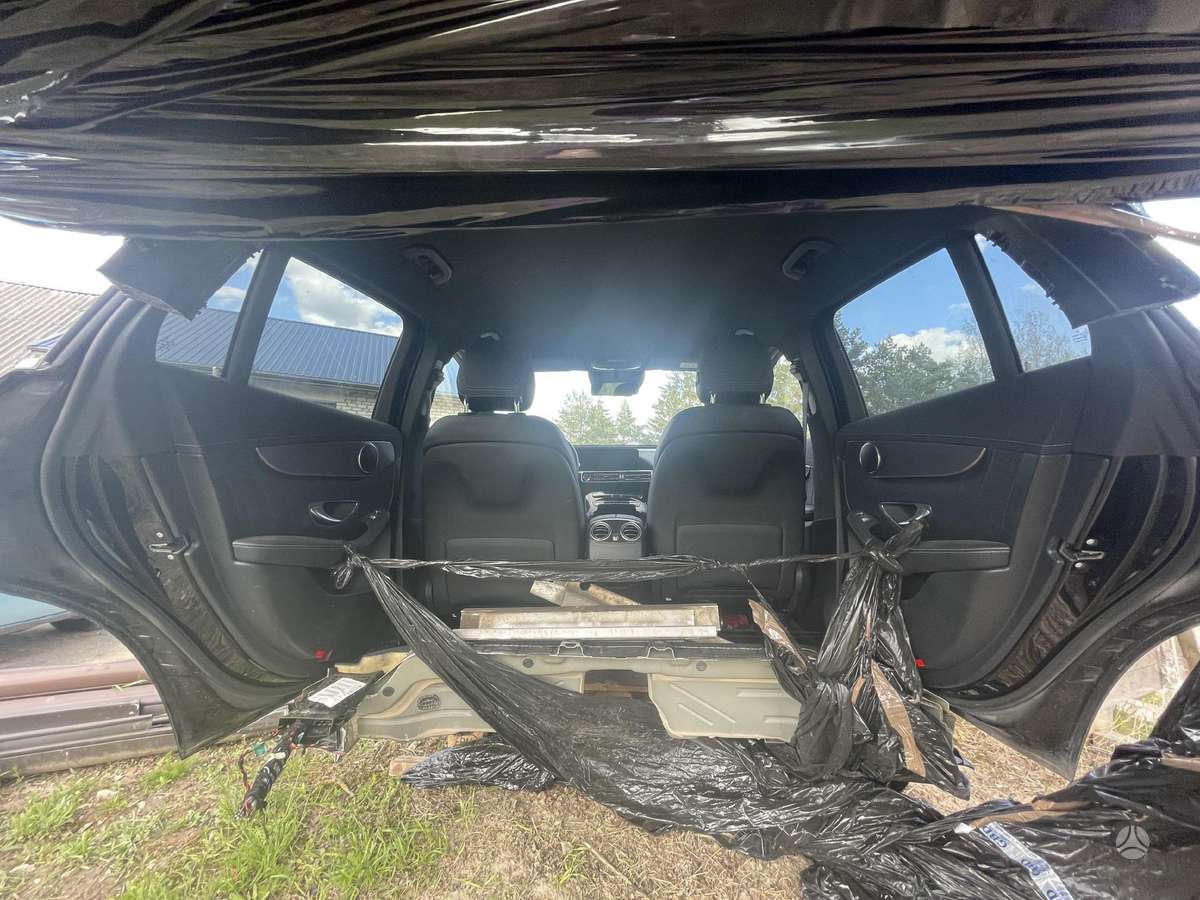 Mercedes-Benz EQC по частям.