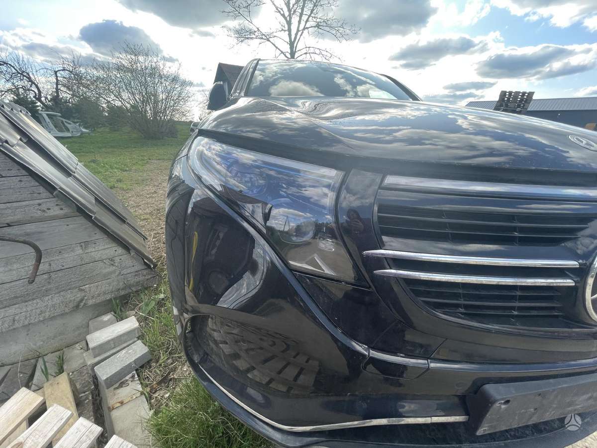 Mercedes-Benz EQC по частям.