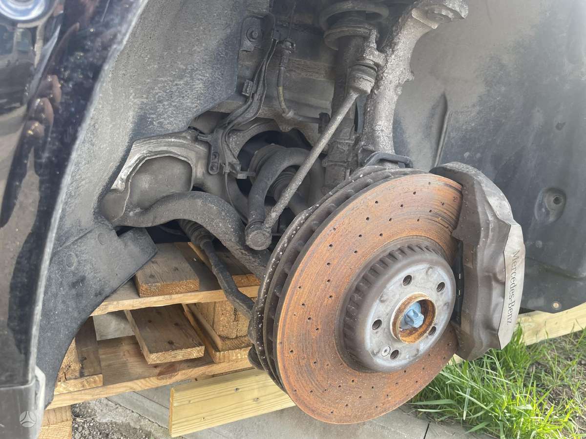 Mercedes-Benz EQC по частям.