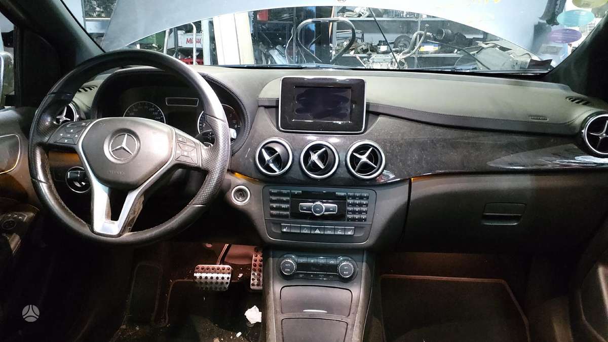 Mercedes-Benz B180 dalimis