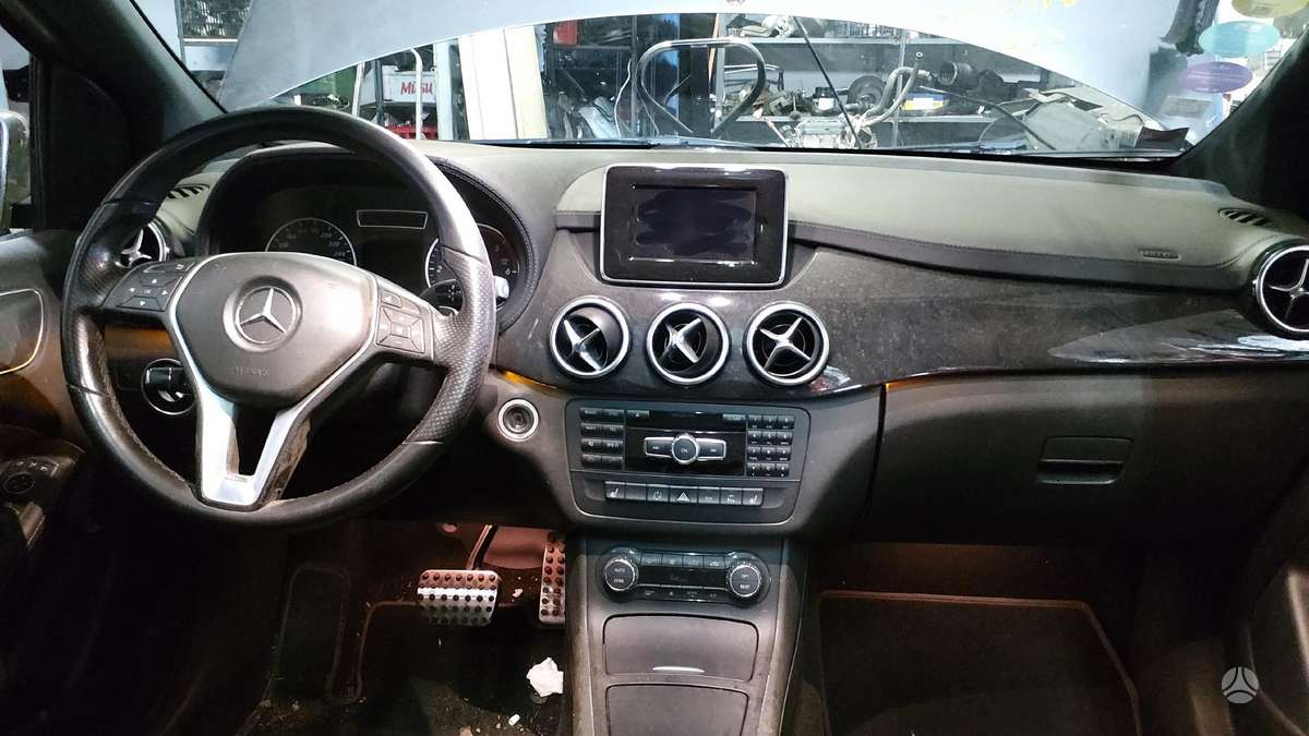 Mercedes-Benz B180 по частям