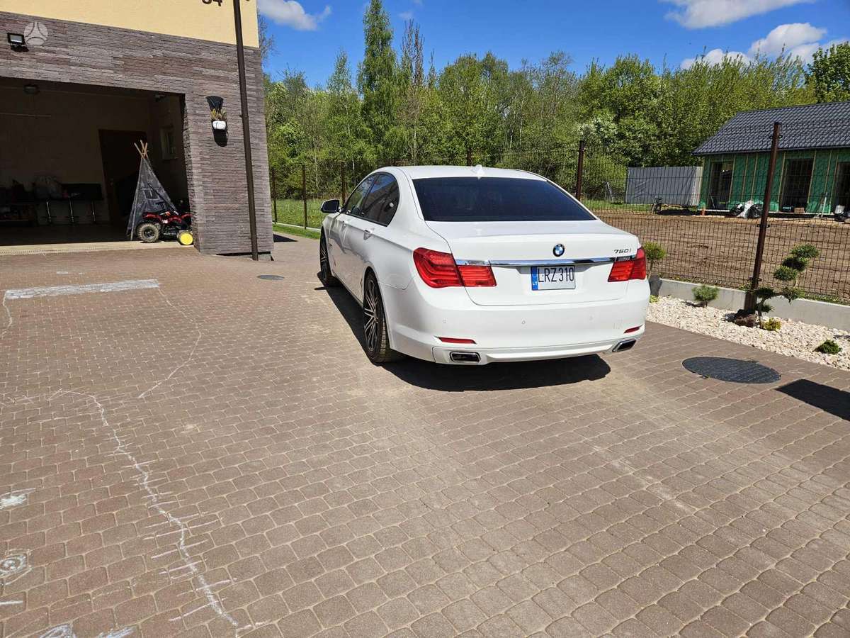 BMW 750, 4.4 l., Седан