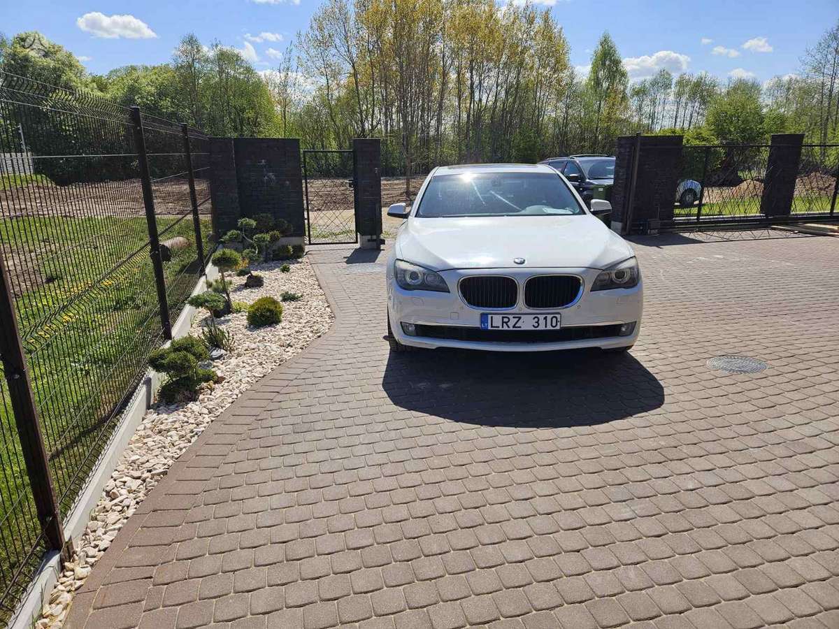 BMW 750, 4.4 l., Седан