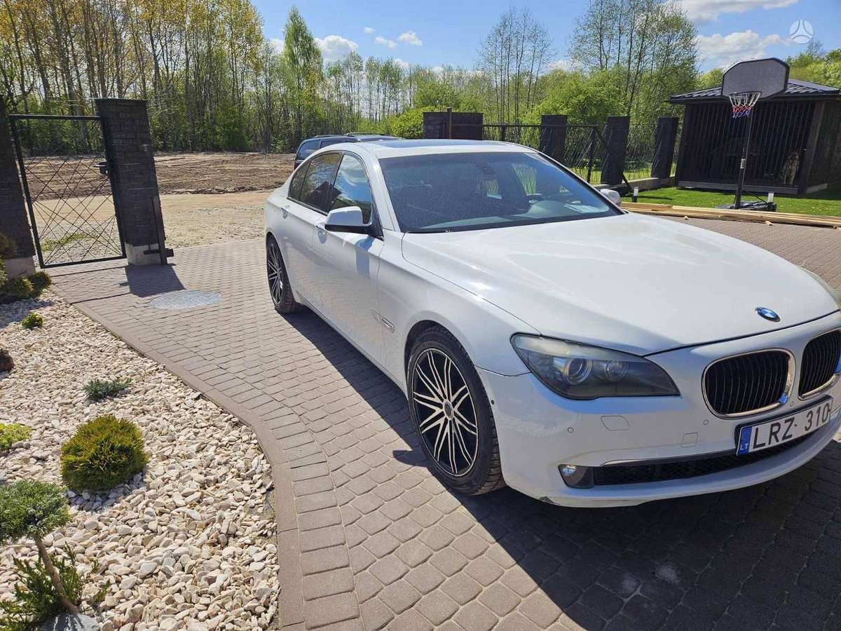 BMW 750, 4.4 l., Седан