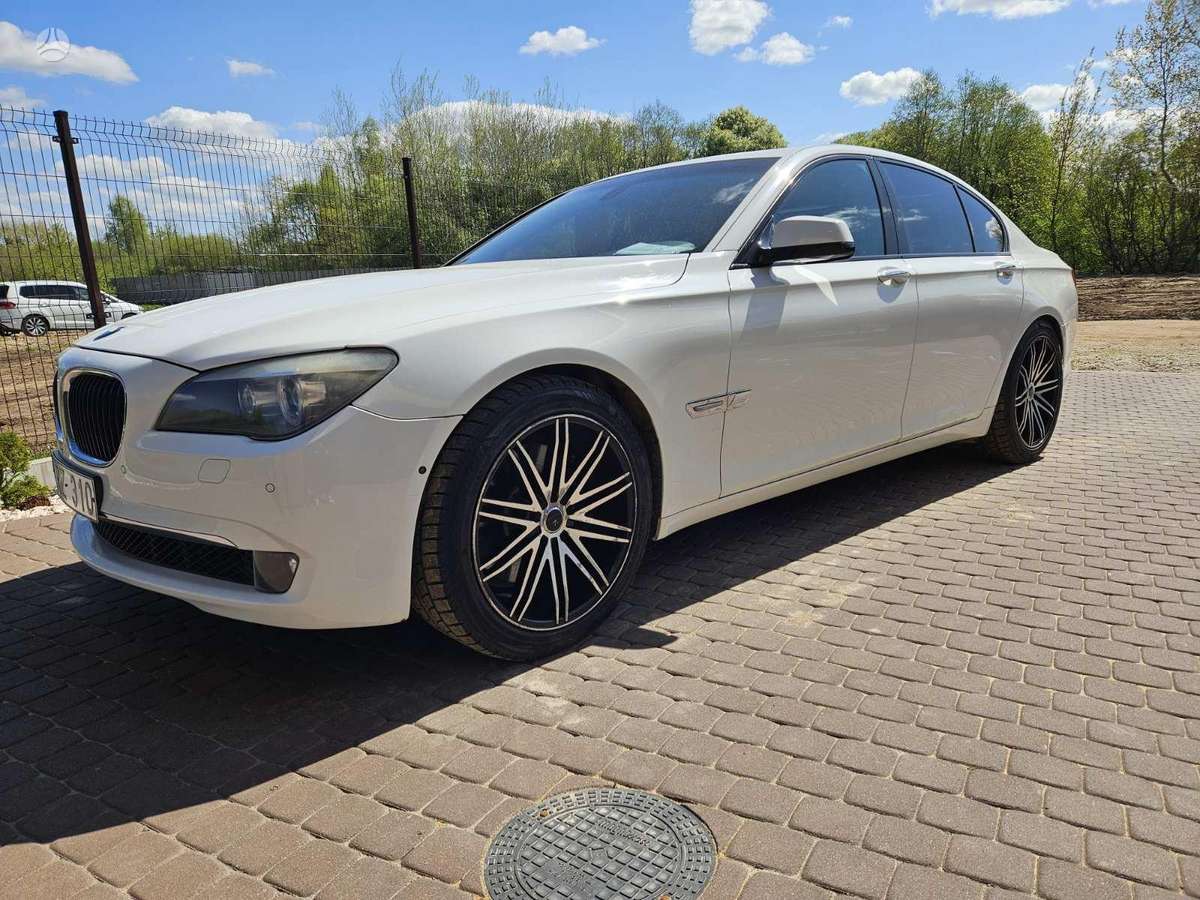 BMW 750, 4.4 l., Седан