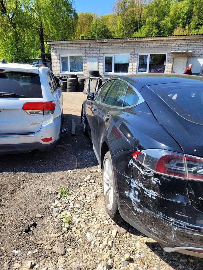 Tesla Model S rezerves daļās