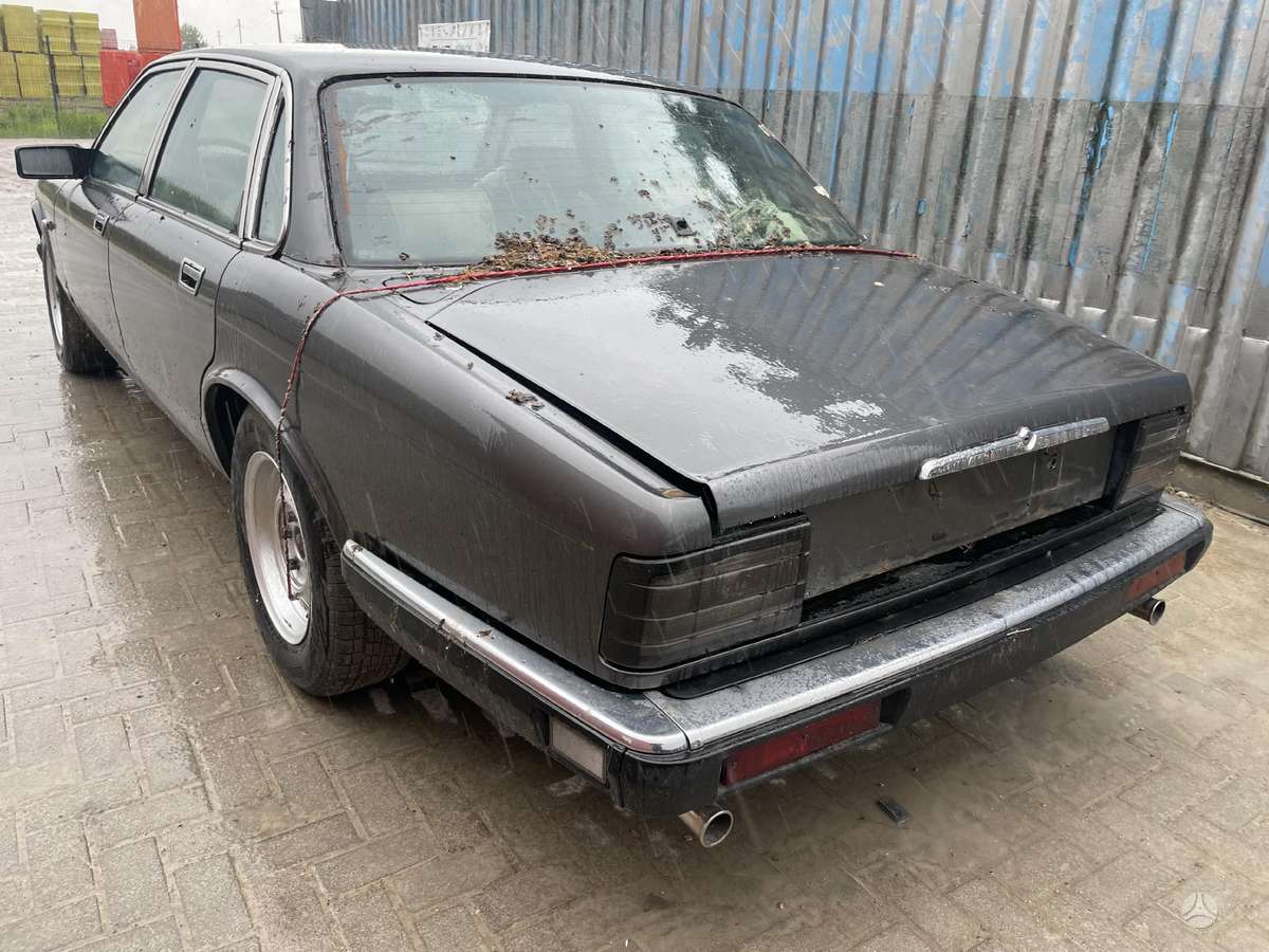 Jaguar XJ6 dalimis