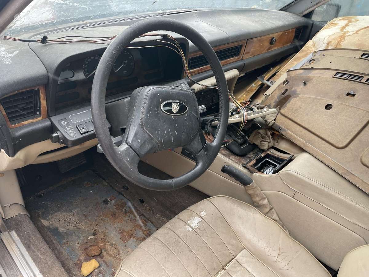 Jaguar XJ6 rezerves daļās