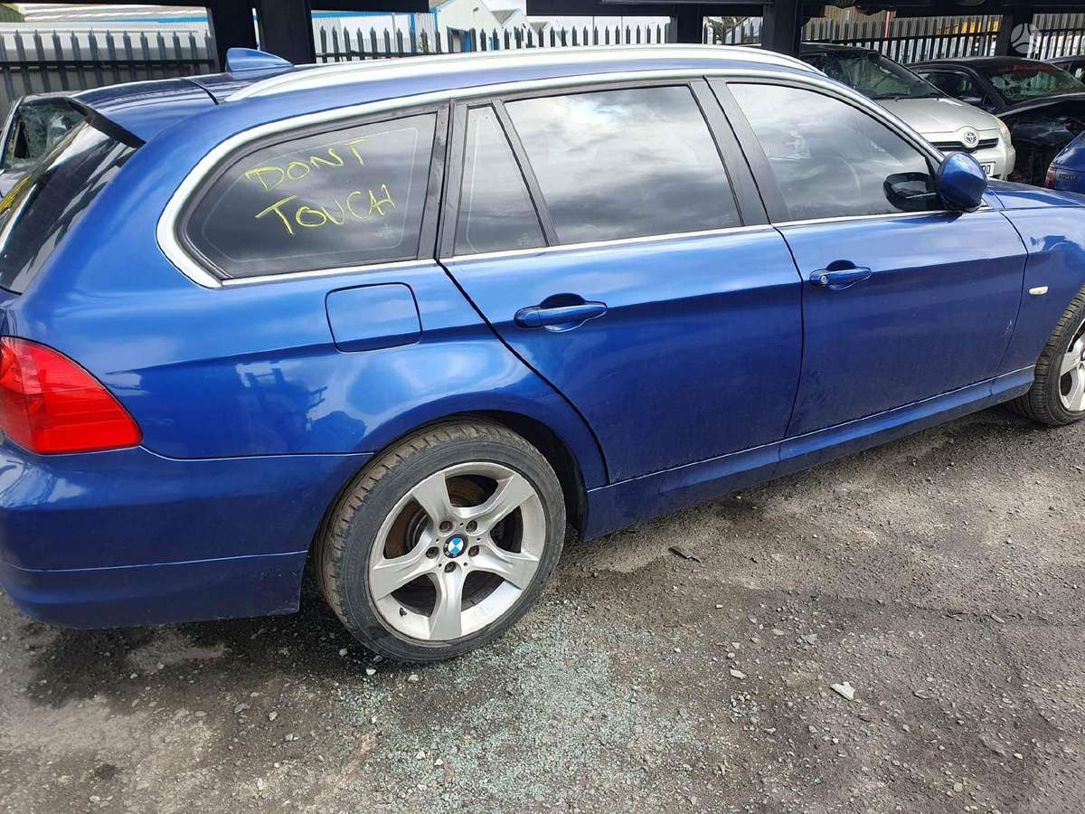 BMW 320 dalimis. Maza rida