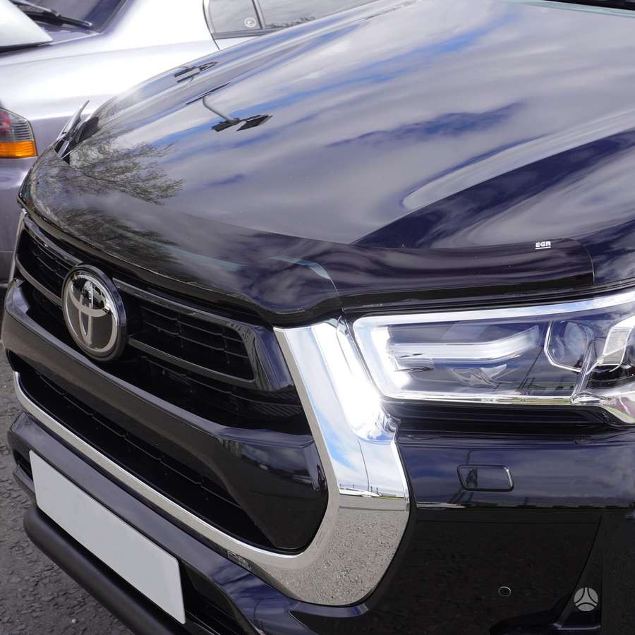Toyota Hilux, Kapoto deflektorius Toyota Hilux 2021-, dalimis. Plastikinė priekinio kapoto apsauga nuo akmenukų gamint