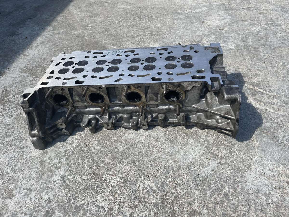 Renault Trafic cylinder head