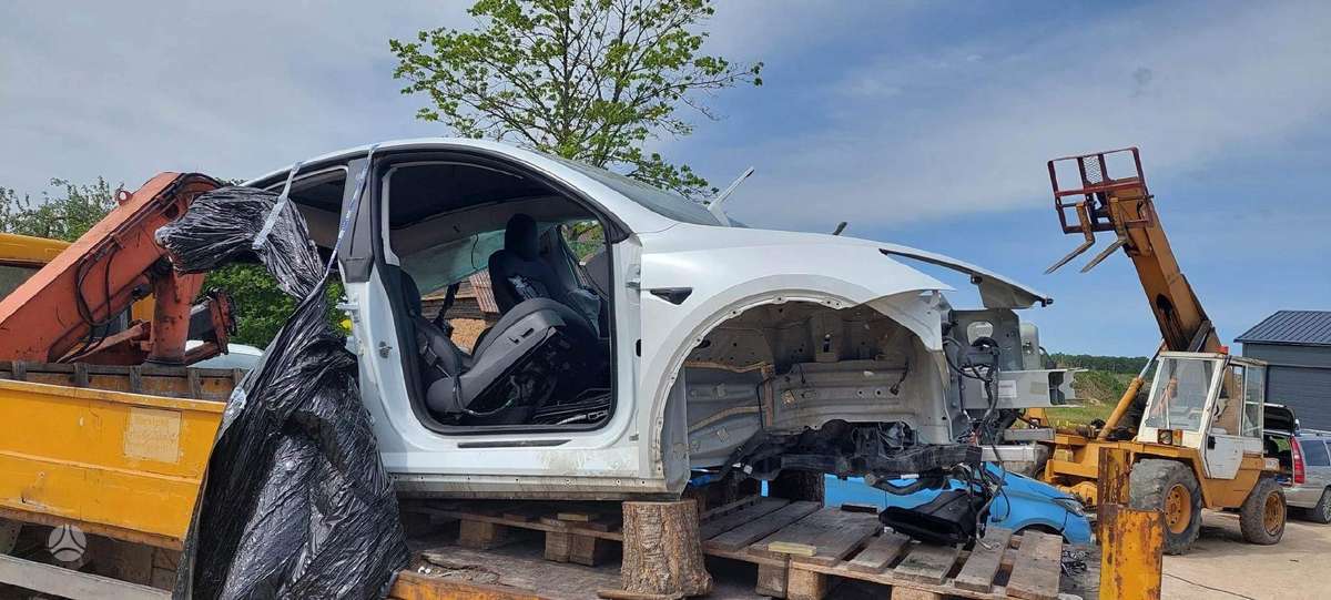 Tesla Model Y rezerves daļās.